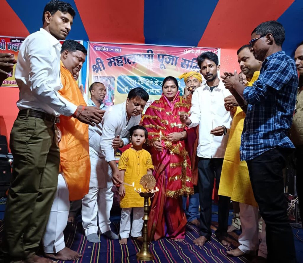 111वें मां लक्ष्मी पूजन पर भव्य देवी जागरण का मेयर प्रत्याशी रीना यादव ने दीप प्रज्वलन कर किया शुभारंभ