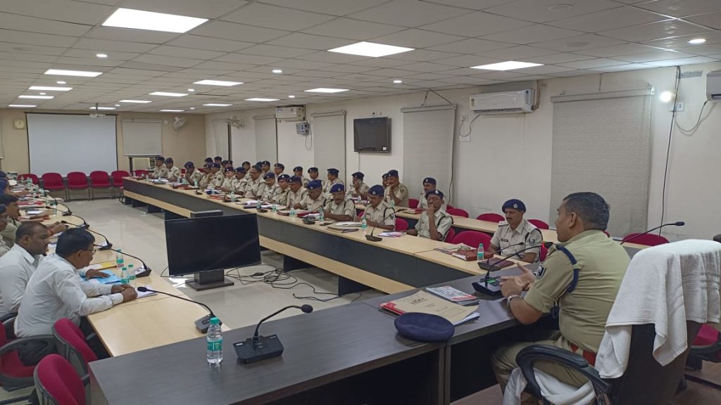 ट्रिपल लोडिंग व लहेरिया कट बाइक चलाने वालों पर रहेगी पुलिस की टेढी नजर ; क्राइम मीटिंग में एसपी ने पुलिस पदाधिकारियों को दिया निर्देश, कहा हर हाल में अपराध पर लगे अंकुश