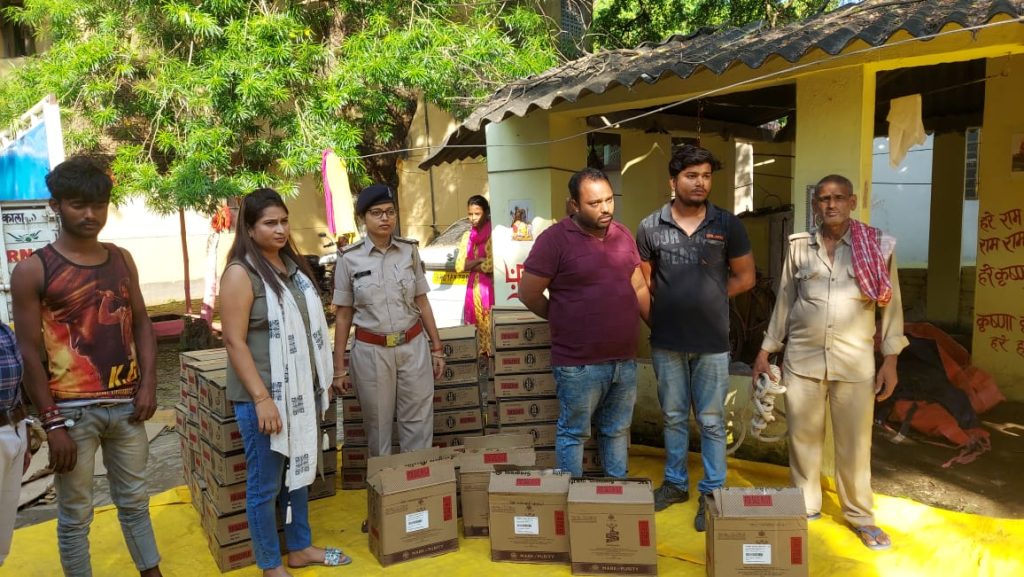 सारण पुलिस ने 60 कार्टन अंग्रेजी शराब के साथ लाइनर एवं कारोबारी को किया गिरफ्तार ; लग्जरी कार के साथ पिकअप वैन जब्त