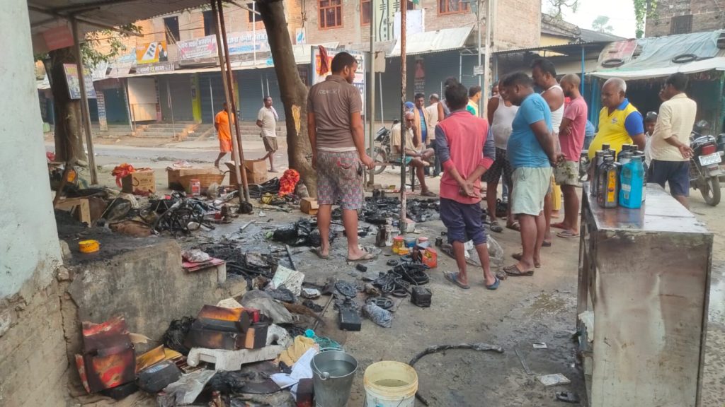 ऑटो टैक्टर स्पेयर पार्ट्स की दुकान में लगी आग से करीब दस लाख की संपत्ति जलकर राख