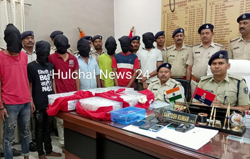 लुटे गये 37 kg सिल्वर आभूषण को पुलिस ने 24 घंटे के अंदर बरामद कर 8 अपराधियों को हथियार के साथ दबोचा ; टेंपो चालक ने किया था लाइनर का काम