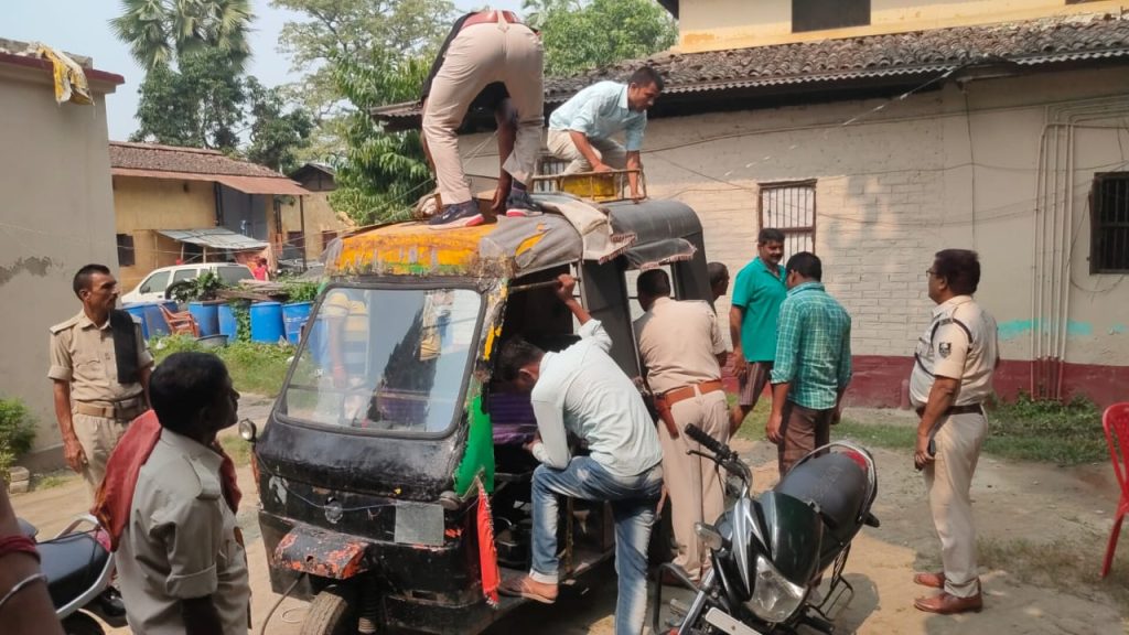 टेंपो के तहखाना में छुपाकर रखे गये 624 पीस फ्रूटी पैक अंग्रेजी शराब सहित टेंपो को पुलिस ने किया जब्त