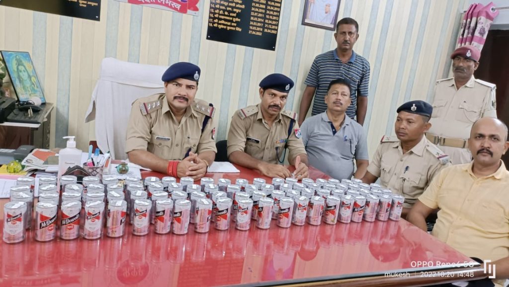 छपरा जंक्शन पर ट्रेन से लावारिस की स्थिति में भारी मात्रा में अंग्रेजी शराब बरामद