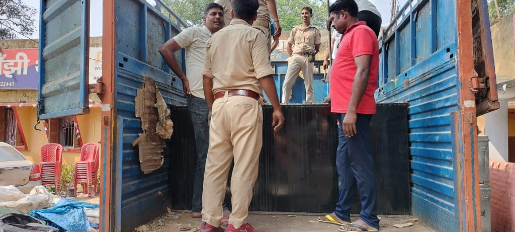 हरियाणा से मुजफ्फरपुर ले जा रहे एक ट्रक अंग्रेजी शराब को पुलिस ने किया जब्त
