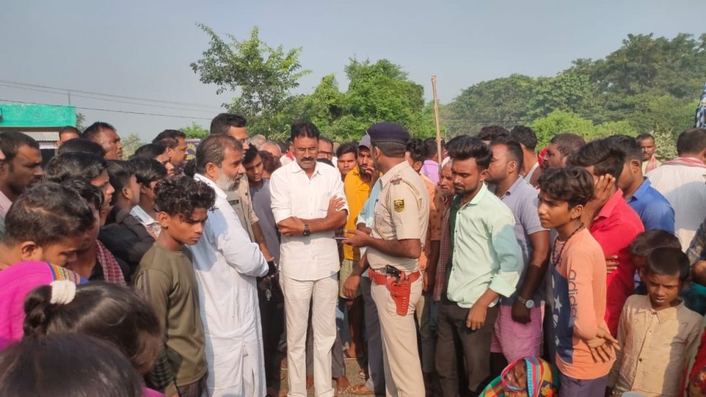 छपरा-मशरक मार्ग पर अनियंत्रित ट्रक ने साइकिल सवार बढ़ई मिस्त्री को कुचला ; सड़क जाम