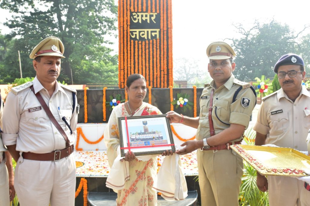 पुलिस संस्मरण दिवस के अवसर पर छपरा पुलिस केंद्र में पुलिस के शहीद जवानों को दी गई सलामी