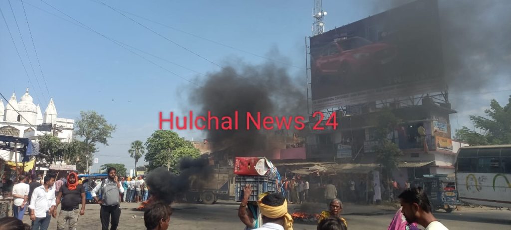 सड़क हादसे में युवक की मौत के बाद आक्रोशित लोगों ने आगजनी कर किया सड़क जाम