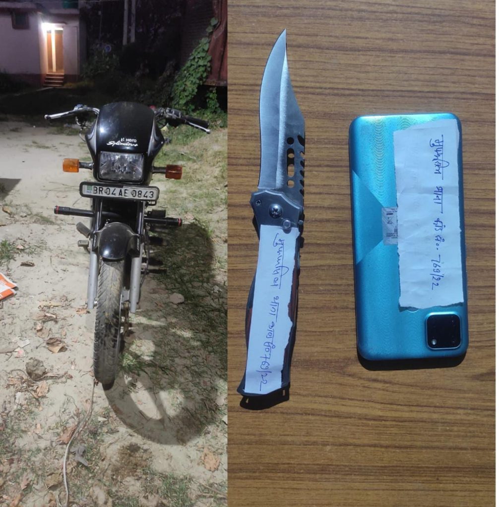 बाइक लूट के दौरान दो अपराधियों को पुलिस ने ग्रामीणों की मदद से पकड़ा