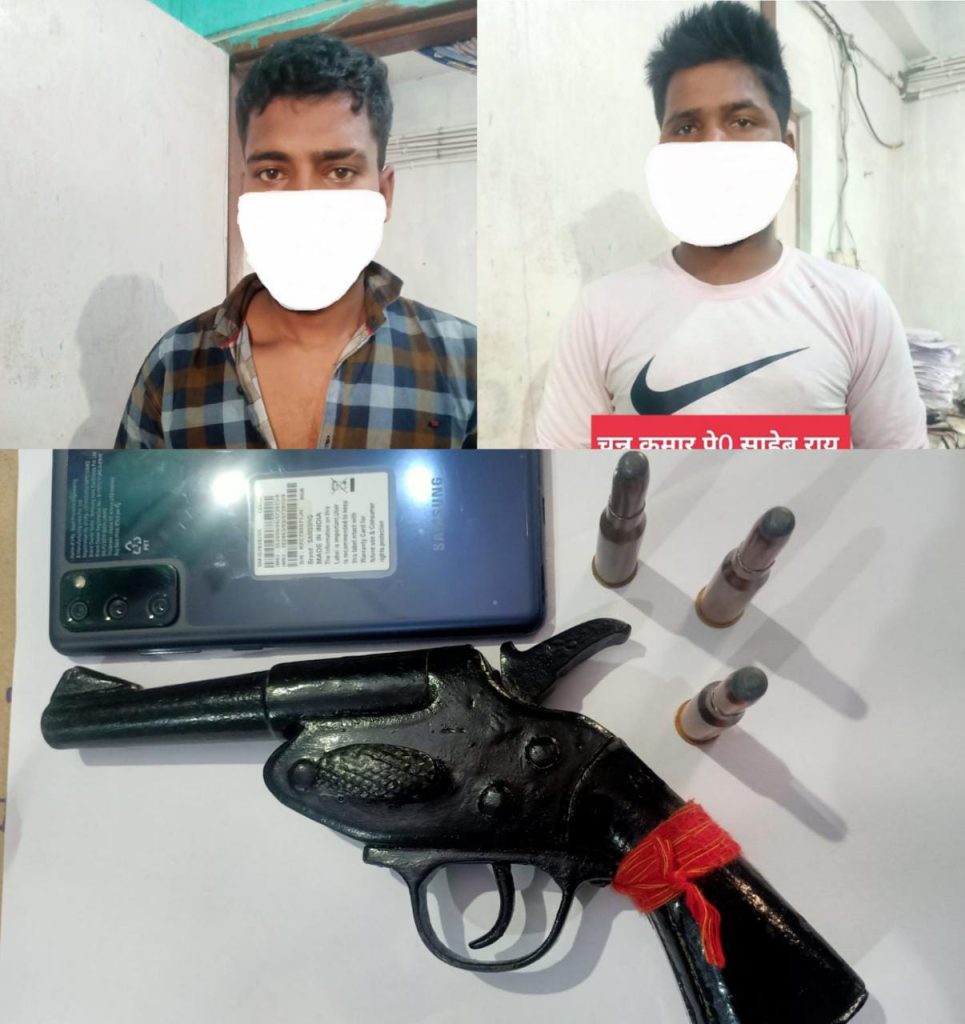 लूट की योजना बना रहे दो अपराधियों को हथियार के साथ पुलिस ने दबोचा