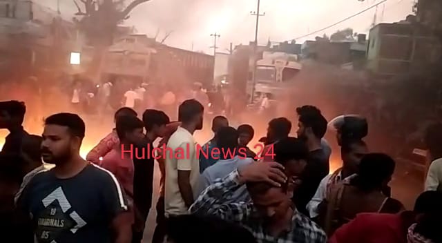 किशोर की उपचार के क्रम में मौत के बाद आक्रोशित परिजनों ने समय हॉस्पिटल में तोड़फोड़ कर कर्मियों को पीटा ; सड़क पर टायर जलाकर किया प्रदर्शन