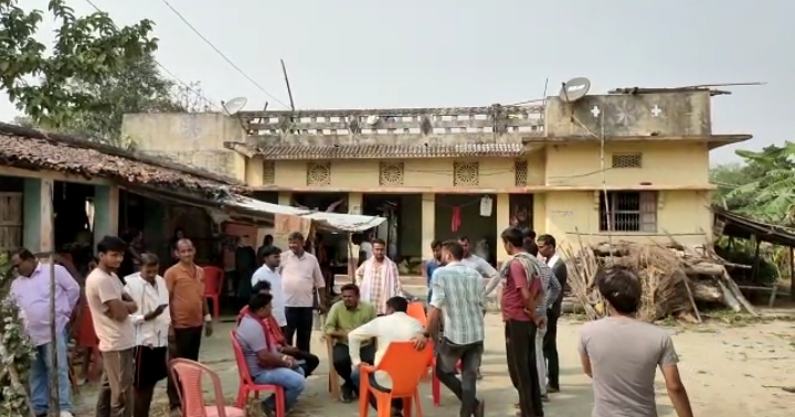 सारण के परसा में मुखिया पति व वार्ड सदस्य के विवाद ने पकड़ा तूल ; चार बाइक क्षतिग्रस्त, घर में तोड़फोड़