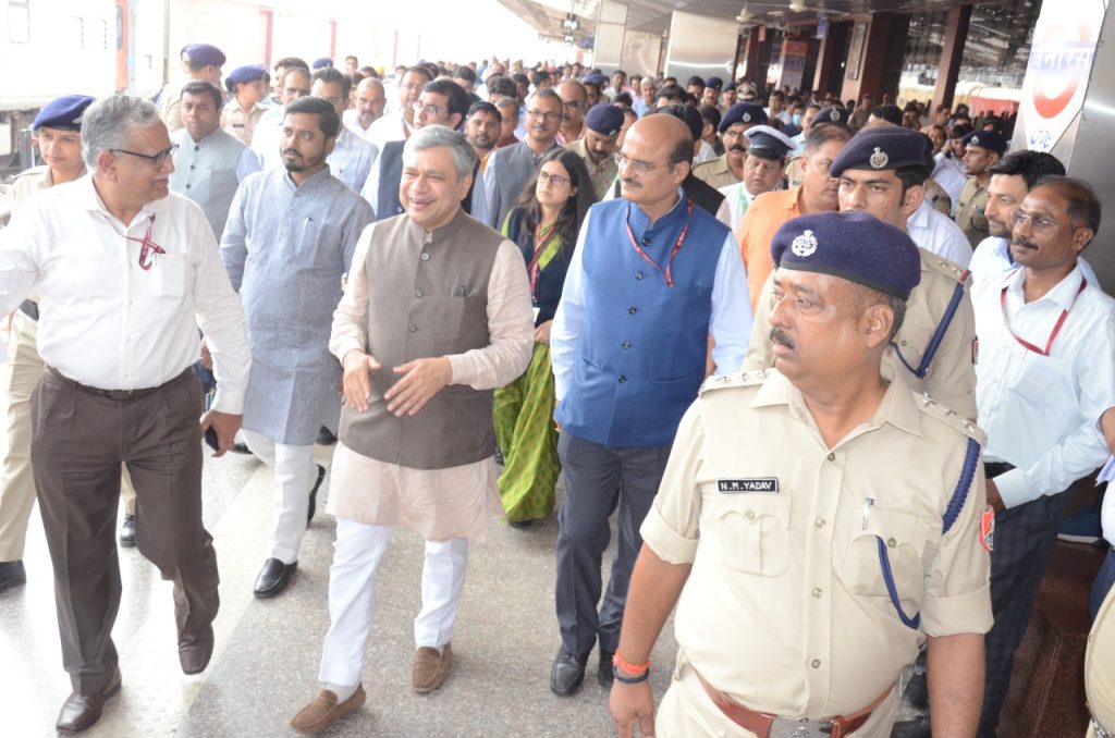 रेल व संचार मंत्री अश्विनी वैष्णव ने वाराणसी रेलवे स्टेशन पहुंच विभिन्न परियोजनाओं की ली जानकारी