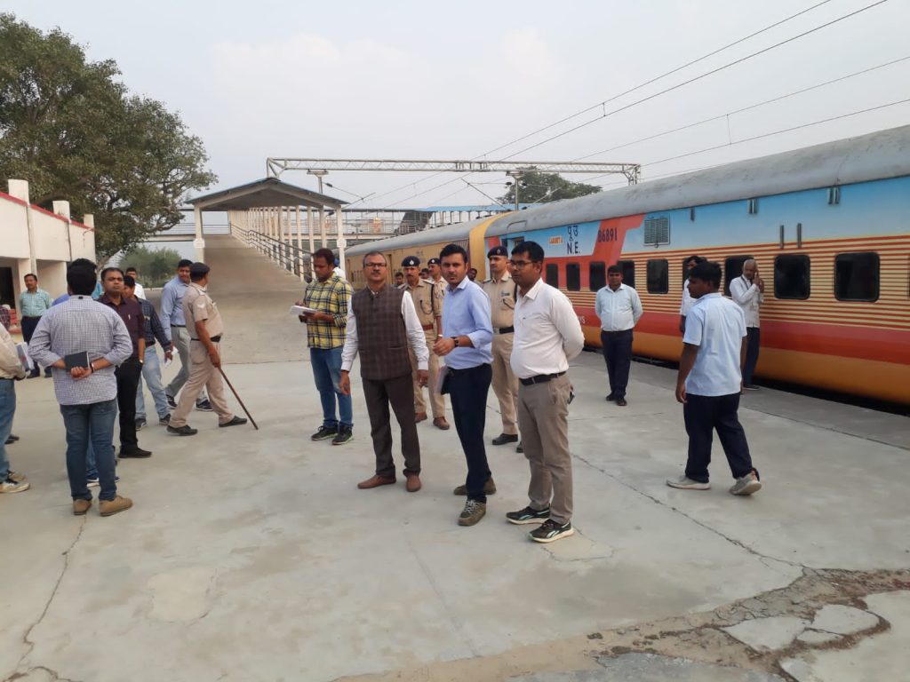 मंडल रेल प्रबंधक ने बनारस-औड़िहार-गाजीपुर सिटी-बलिया रेल खण्ड का किया विन्डो ट्रेलिंग निरीक्षण