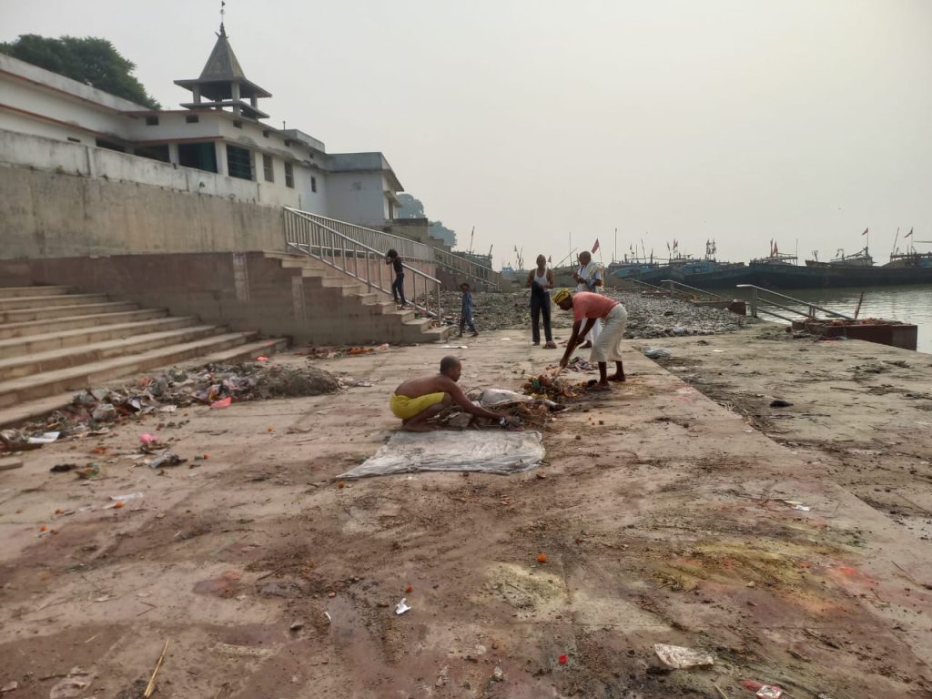 छठ पूजा व गंगा नहान के बाद चिरान्द विकास परिषद, गंगा समग्र तथा गायत्री परिवार ने की गंगा नदी के बंगाली बाबा घाट की सफाई