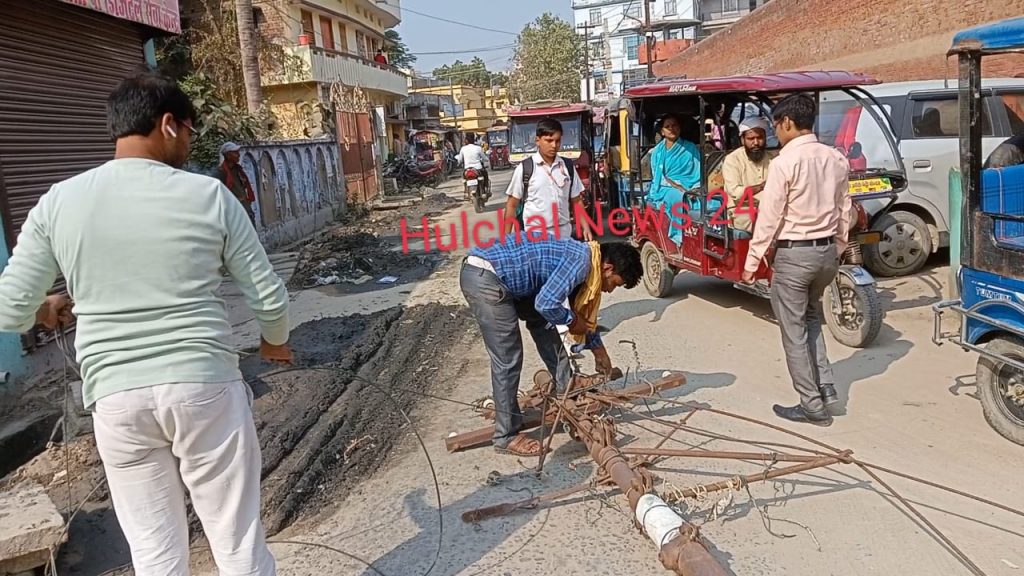 छपरा शहर में बीच सड़क पर टूट कर गिरा विद्युत पोल ; जा सकती थी किसी की जान, हादसा टला