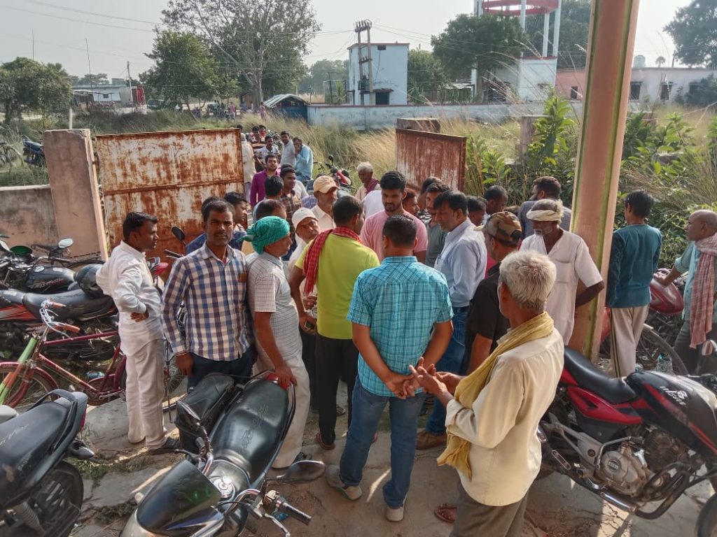 छपरा में गेहूं बीज नहीं मिलने पर किसानों ने ई-किसान भवन पर किया हंगामा