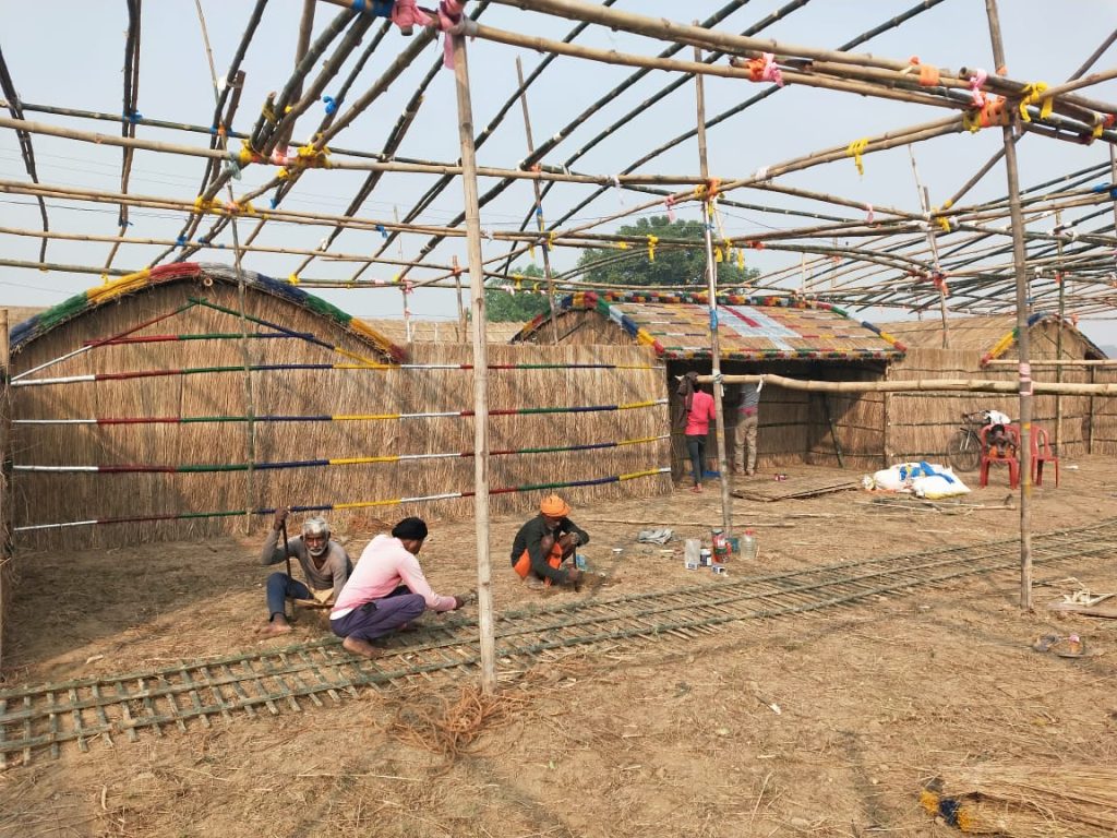 छपरा में सात दिवसीय भागवत कथा ज्ञान यज्ञ को ले पांडाल और ऋषियों के कुटिया का निर्माण प्रारंभ ; 19 नवम्बर को पधारेंगे जीयर स्वामी महाराज