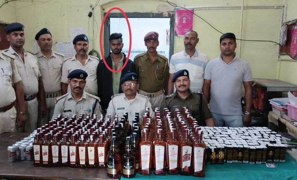 छपरा जंक्शन पर भारी मात्रा में अंग्रेजी शराब के साथ तस्कर गिरफ्तार