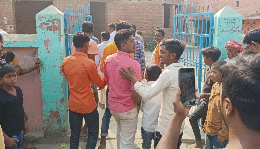 विद्यालय में अनियमितता को लेकर ग्रामीणों ने तीसरे दिन भी प्रदर्शन के बाद खोला विद्यालय का ताला
