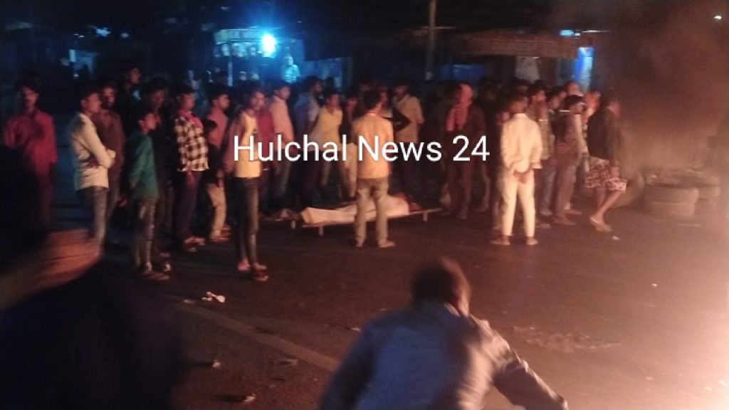 सड़क हादसे में युवक की मौत के बाद लोगों ने आगजनी कर किया बवाल ; सड़क जाम के बाद मौके पर पहुंचे सदर डीएसपी एवं अन्य पदाधिकारी