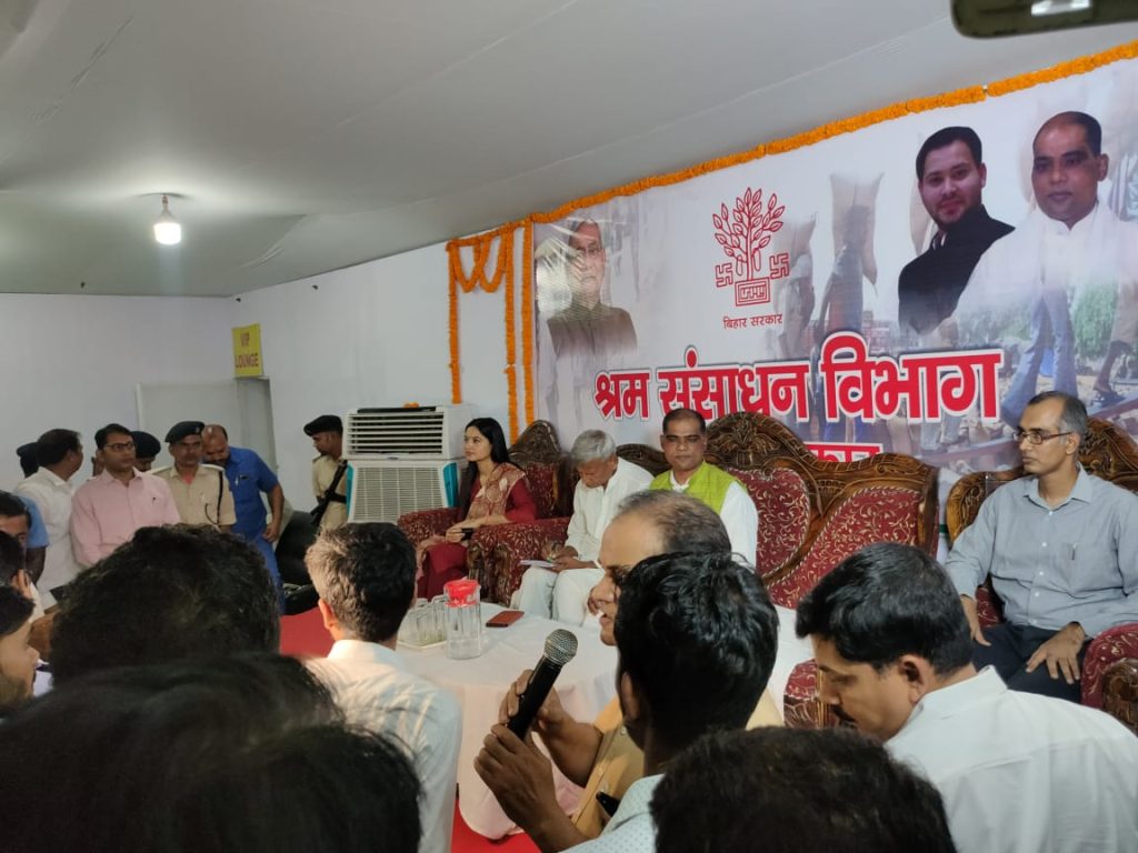 सोनपुर मेला में श्रम संसाधन के स्टॉल पर दी जा रही है विभाग की योजनाएं, निबंधन एवं शिविर की विस्तृत जानकारी