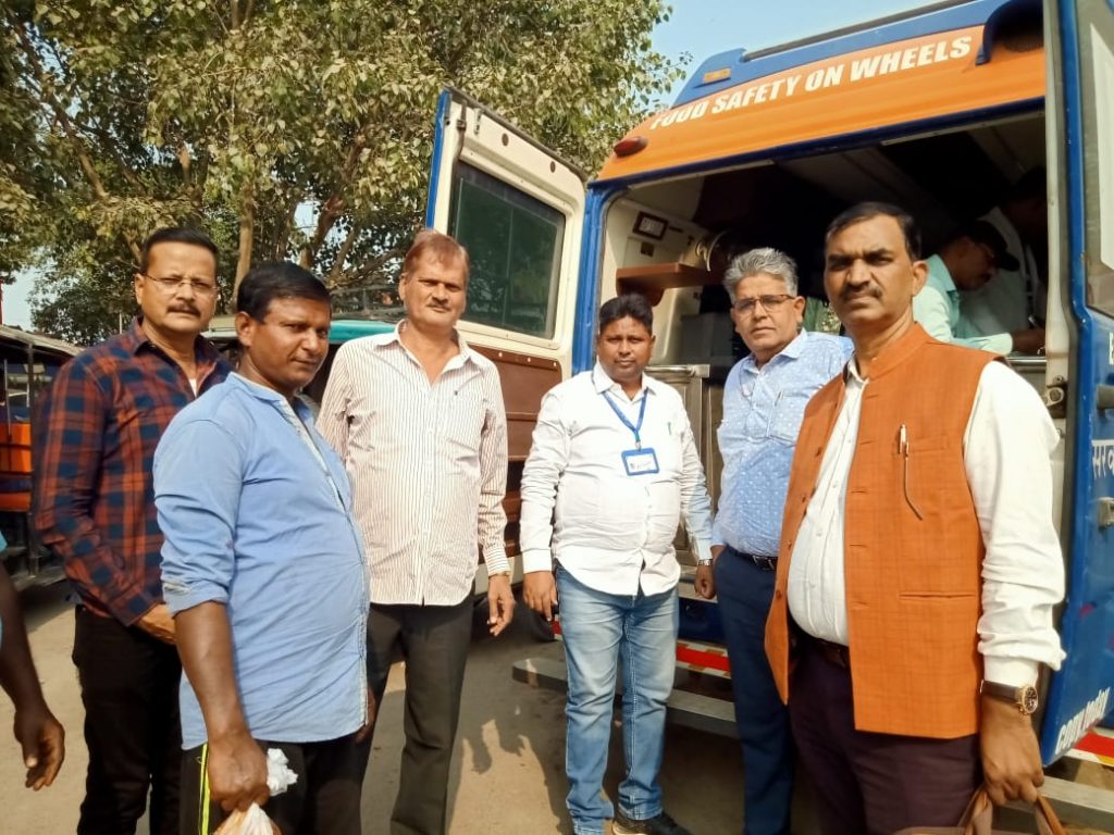 सोनपुर मेला में खाद्य पदार्थों की जांच के लिए फूड सेफ्टी ऑन व्हील, चलंत प्रयोगशाला के साथ पहुंचे फ़ूड अधिकारी ; की गई खाद्य पदार्थों की जांच