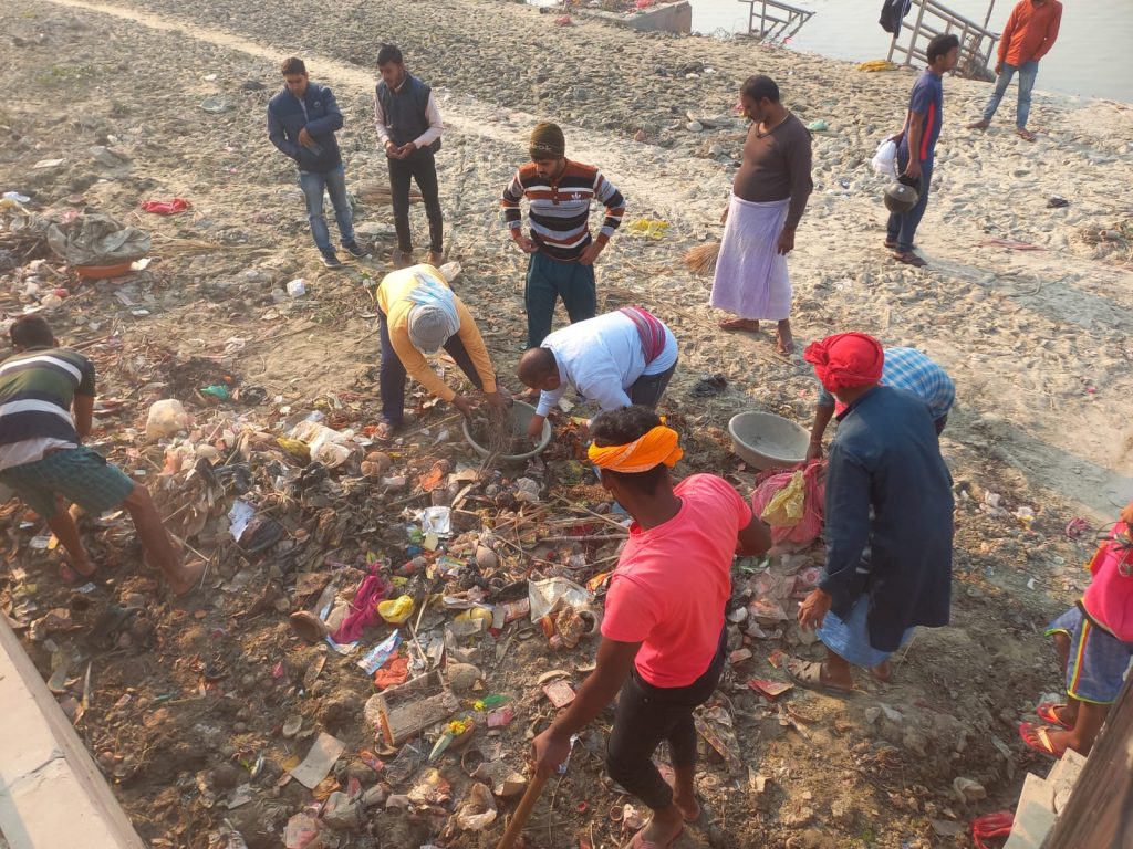 गंगा समग्र, चिरान्द विकास परिषद, गायत्री परिवार व नमामि गंगे के सदस्यों ने बंगाली बाबा घाट पर चलाया स्वच्छता अभियान