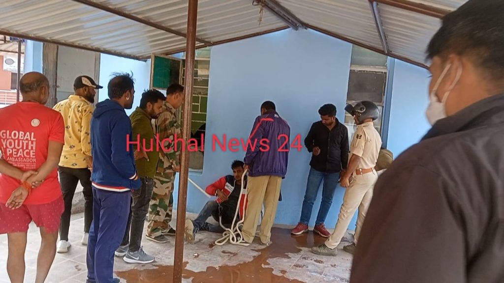 छपरा सदर अस्पताल से हथकड़ी सरकाकर भागा कैदी ; चौकीदार जितेंद्र ने खदेड़कर पकड़ा