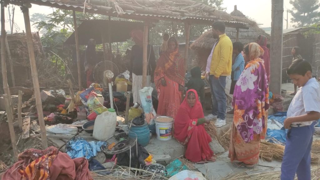 छपरा में शॉट सर्किट से दो पलानीनुमा घर जलकर राख ; 50 हजार नकद समेत लाखों का सामान जलकर राख