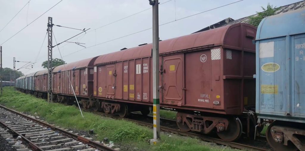 ट्रेन से गिरकर युवक की मौत ; नहीं हुई शव की शिनाख्त