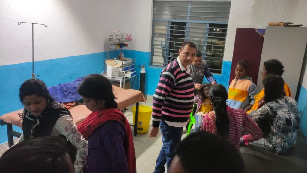 घर में चल रहा था श्राद्ध भोज ; अनियंत्रित जाइलो कार ने सड़क से उतरते हुए श्राद्ध भोज खा रहे डेढ़ दर्जन लोगों को कुचला ; एक व्यक्ति की मौत, डेढ़ दर्जन लोग घायल