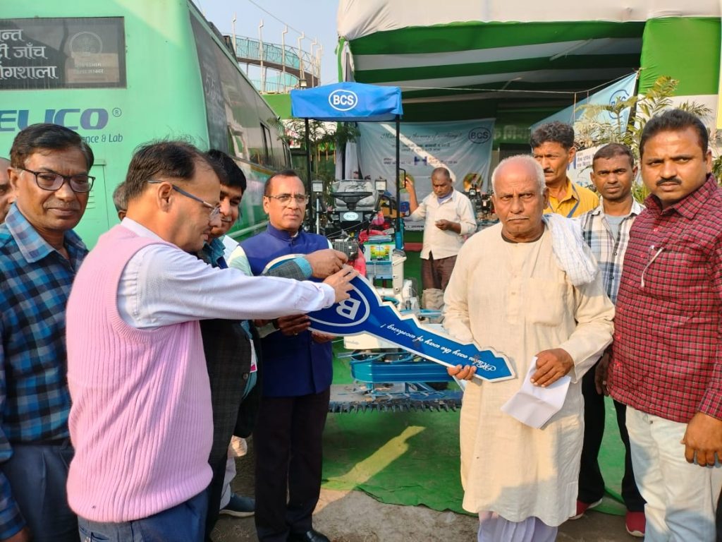 हरिहर क्षेत्र सोनपुर मेला में कृषि प्रदर्शनी के दौरान जागरूकता के साथ दर्जनों किसानों को उपलब्ध कराया गया अनुदानित मूल्य पर कृषि यंत्र
