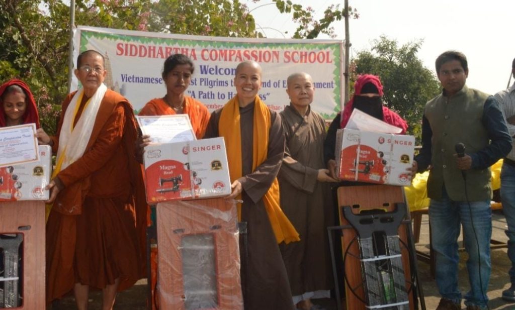 असहाय महिलाओ के स्वावलंबन को ले सिद्धार्थ कम्पैशन ट्रस्ट द्वारा दिया गया सिलाई मशीन
