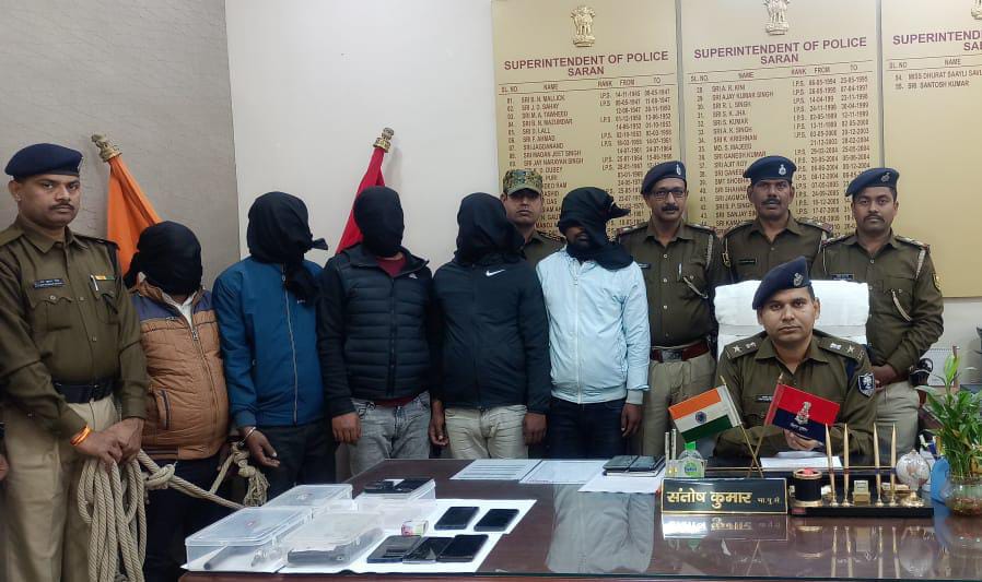एसआईटी के दरोगा और सिपाही की हत्या में संलिप्त कुख्यात अपराधी बिट्टू गिरोह के साथ गिरफ्तार ; तीन पिस्टल एवं जिंदा कारतूस के साथ दबोचे गए 5 अपराधी