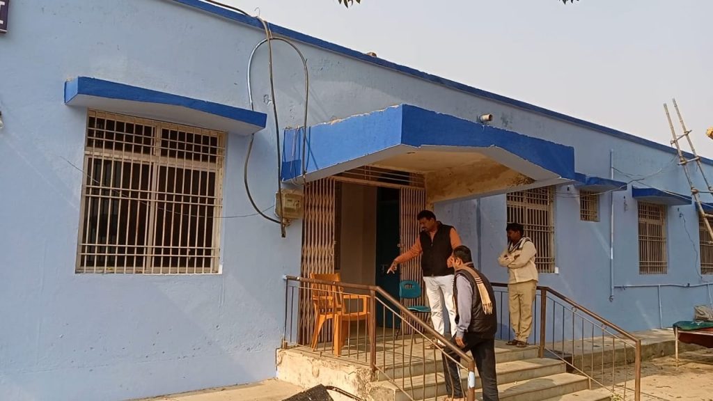 कथा-मटकोर के दौरान दो परिवारों के विवाद में भाला-बर्छी घोंपकर एक युवक की हत्या ; बारात से पहले ही आरोपी घर छोड़कर फरार ; सड़क जाम और बवाल