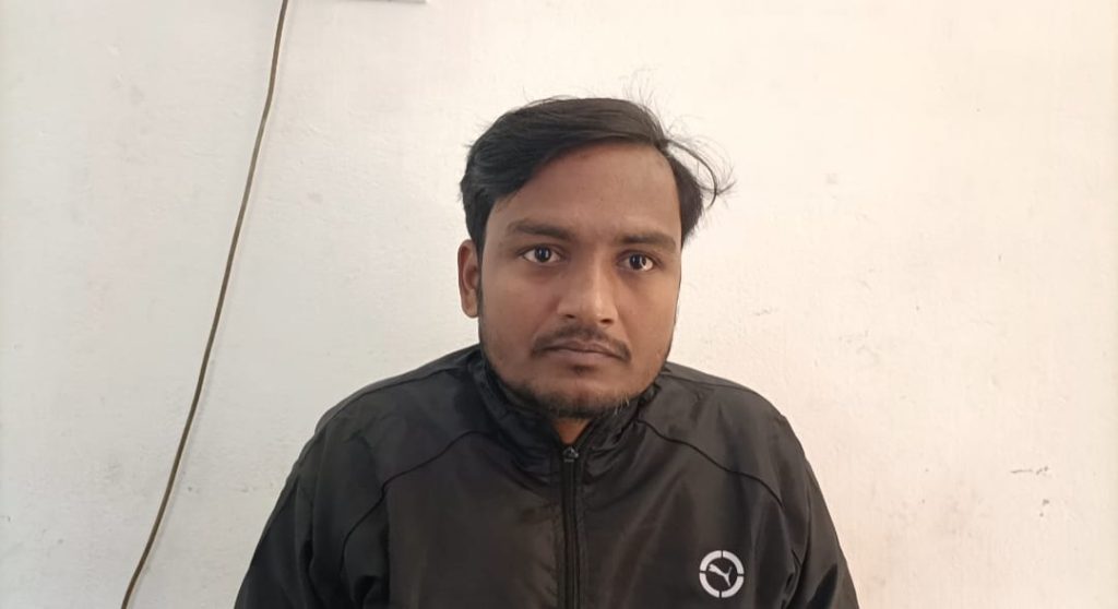 छपरा-सिवान मुख्य मार्ग पर मुकरेरा गांव के समीप बैंक मैनेजर से हथियार के बल पर 50 हजार नकद सहित लाखों की लूट