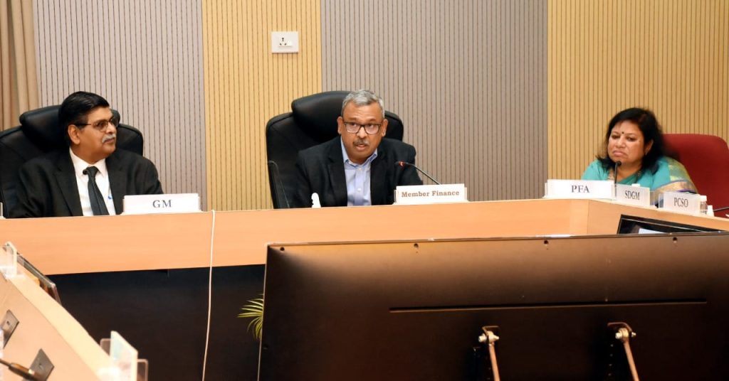 रेलवे बोर्ड के वित्त सचिव ने महाप्रबन्धक एवं वरिष्ठ उप महाप्रबन्धक के साथ बैठक कर रेलवे की सुविधाओं को अपग्रेड करने ल मितव्ययिता पर दिया बल