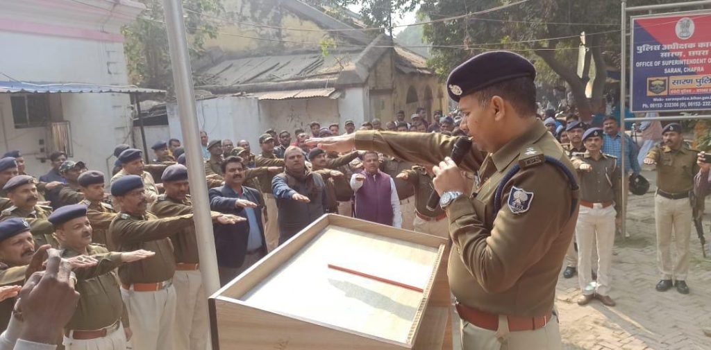 सड़क दुर्घटनाओं में कमी लाने और जागरूकता को लेकर सारण एसपी ने पुलिसकर्मियों एवं आम लोगों को भी दिलाई शपथ