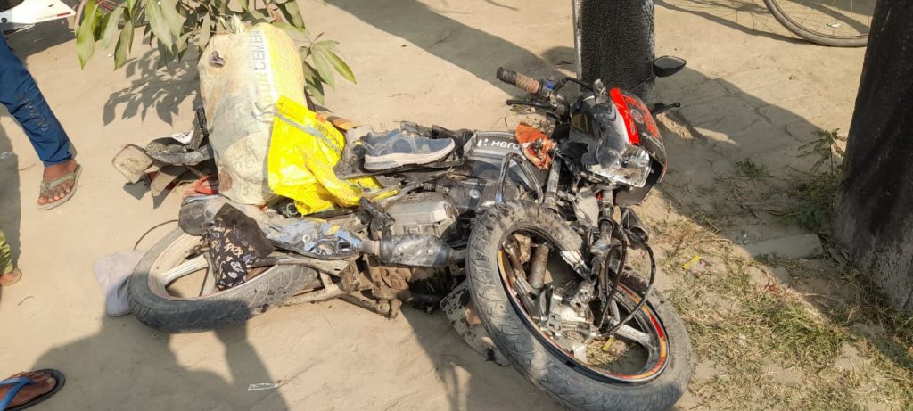 अनियंत्रित ट्रक ने बाइक सवार दो युवकों को मारी टक्कर ; गंभीर स्थिति में पीएमसीएच रेफर