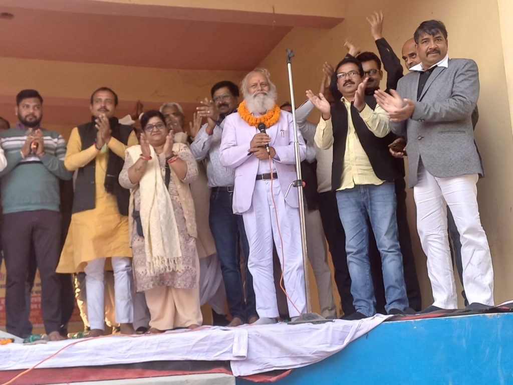 नाव नदी में नहीं चलेगी तो क्या एक अण्णे मार्ग पर चलेगी ; गुड्डू बाबा ने कहा बालू मजदूरों व नाविकों के हक की लड़ाई लड़ेंगे