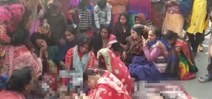छपरा में जहरीली शराब पीने से डेढ़ दर्जन मौतों के बाद आक्रोशित ग्रामीणों ने सड़क जामकर किया प्रदर्शन