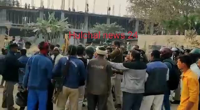 हत्या से आक्रोशित परिजनो ने अस्पताल कर्मियों से मारपीट के बाद पुलिस से भी की हाथापाई