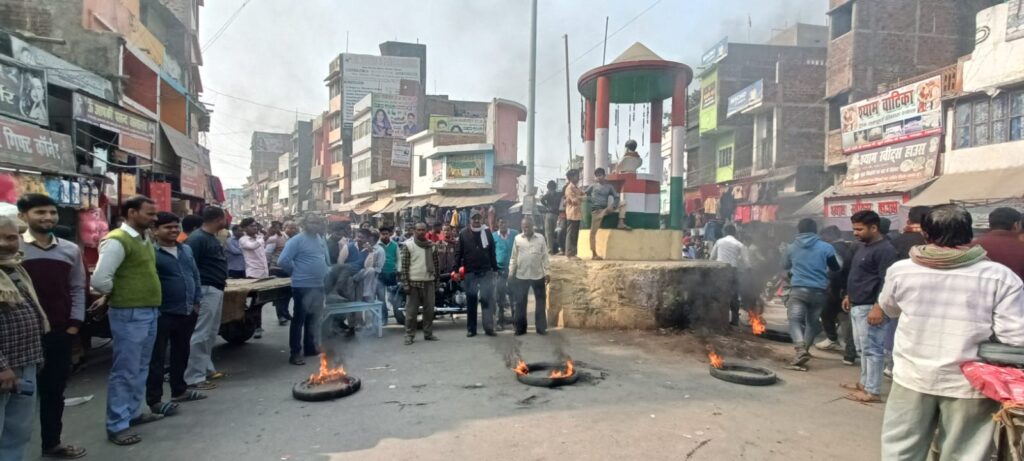 दो आभूषण दुकानों से चोरी के बाद आक्रोशित व्यवसायियों ने सड़क जाम कर प्रशासन के खिलाफ की नारेबाजी