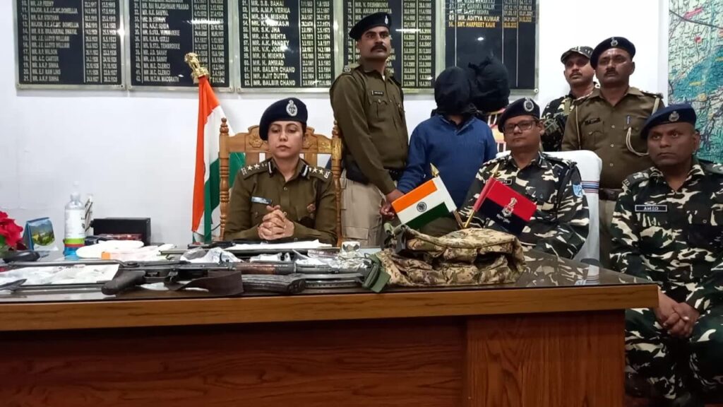 10 लाख का ईनामी नक्सली जोनल कमांडर सहयोगी के गिरफ्तार ; बिहार और झारखंड पुलिस को वर्षो से थी तलाश ; AK-56 और 97 राउंड गोलियां बरामद