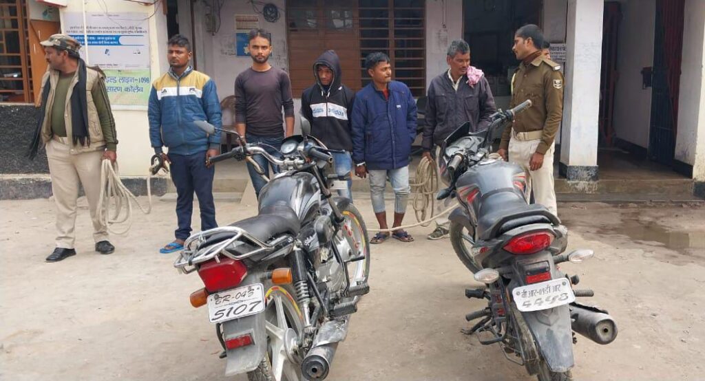 सौ लीटर शराब के साथ पुलिस ने चार धंधेबाजों को गिरफ्तार कर भेजा जेल