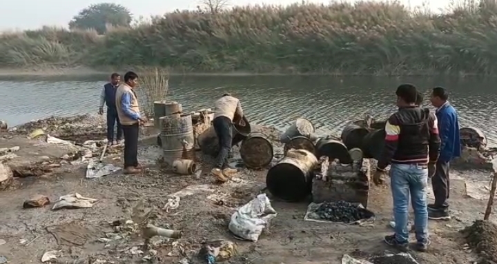 उत्पाद अधीक्षक की टीम ने ड्रोन की मदद से छपरा शहर के तटीय इलाकों में चल रहे शराब की भट्ठियों पर की कार्रवाई ; दर्जनों शराब भट्ठियों को किया गया ध्वस्त