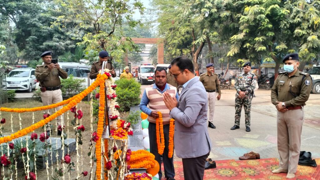 सारण में राजकीय सम्मान के साथ मनी अटल जयंती ; डीएम सहित सभी पदाधिकारियों ने किया माल्यार्पण