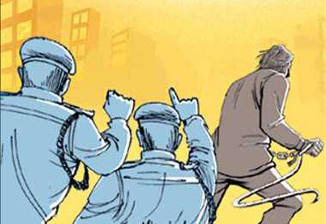 चौकीदार को चकमा दे कैदी न्यायालय परिसर से फरार