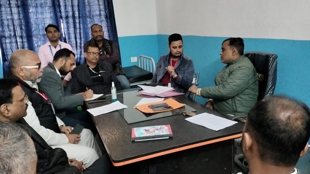 सारण में जहरीली शराब कांड मामले की जांच को लेकर ह्यूमन राइट्स काउंसिल पटना की टीम ने सामुदायिक स्वास्थ्य केंद्र और थाना का किया निरीक्षण
