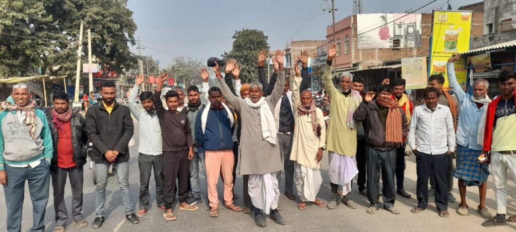 अनुदानित यूरिया खाद के लिए सड़क पर उतरे किसान ; सड़क जाम कर काटा बवाल